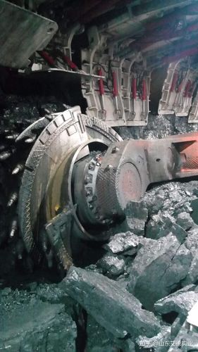 采煤机主要分为锯削式,刨削式,钻削式和铣削式四种类型.